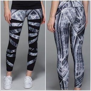 Lululemon High Times rare Pant
Heat Wave White & Black,  Material: Full-On® Luon